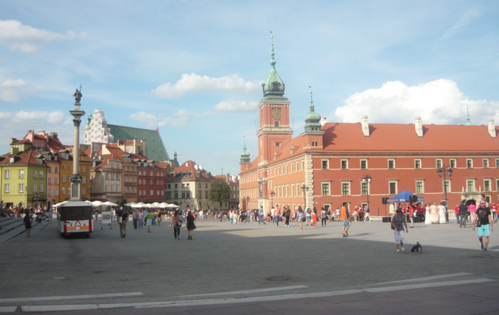 Alte Stadt mit neuer Altstadt. Das historische Zentrum von Warschau zeigt sich gepflegt und lebendig, ist allerdings ein Neubau aus der zweiten Hälfte des 20. Jahrhunderts. Archiv des Autors, 2013